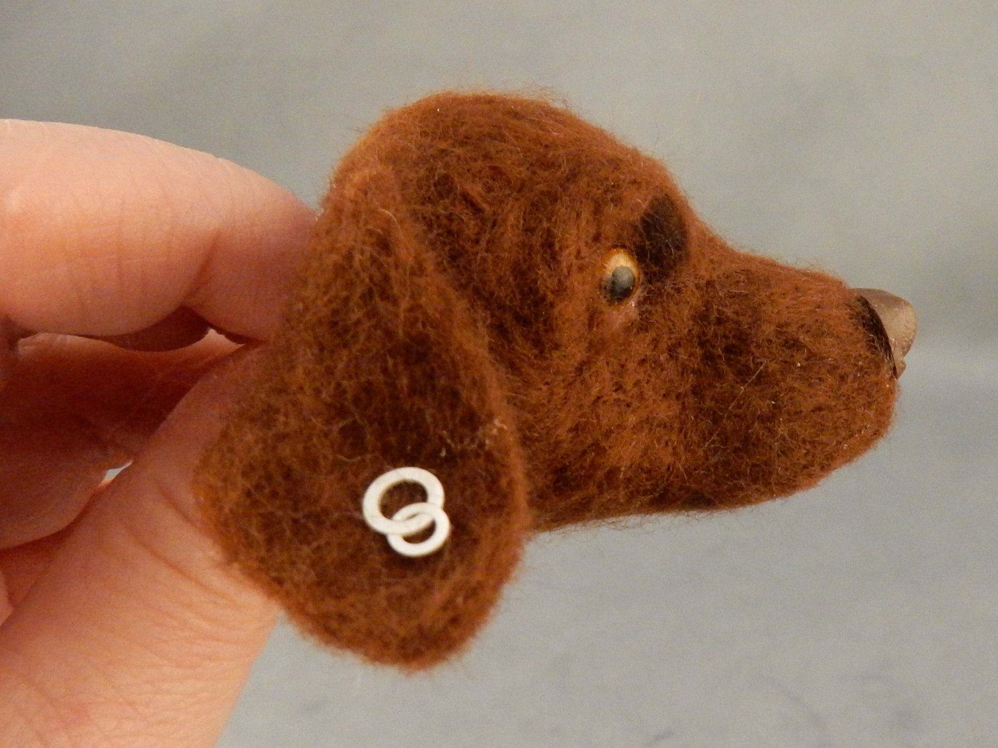 needle-felted brooch Labrador