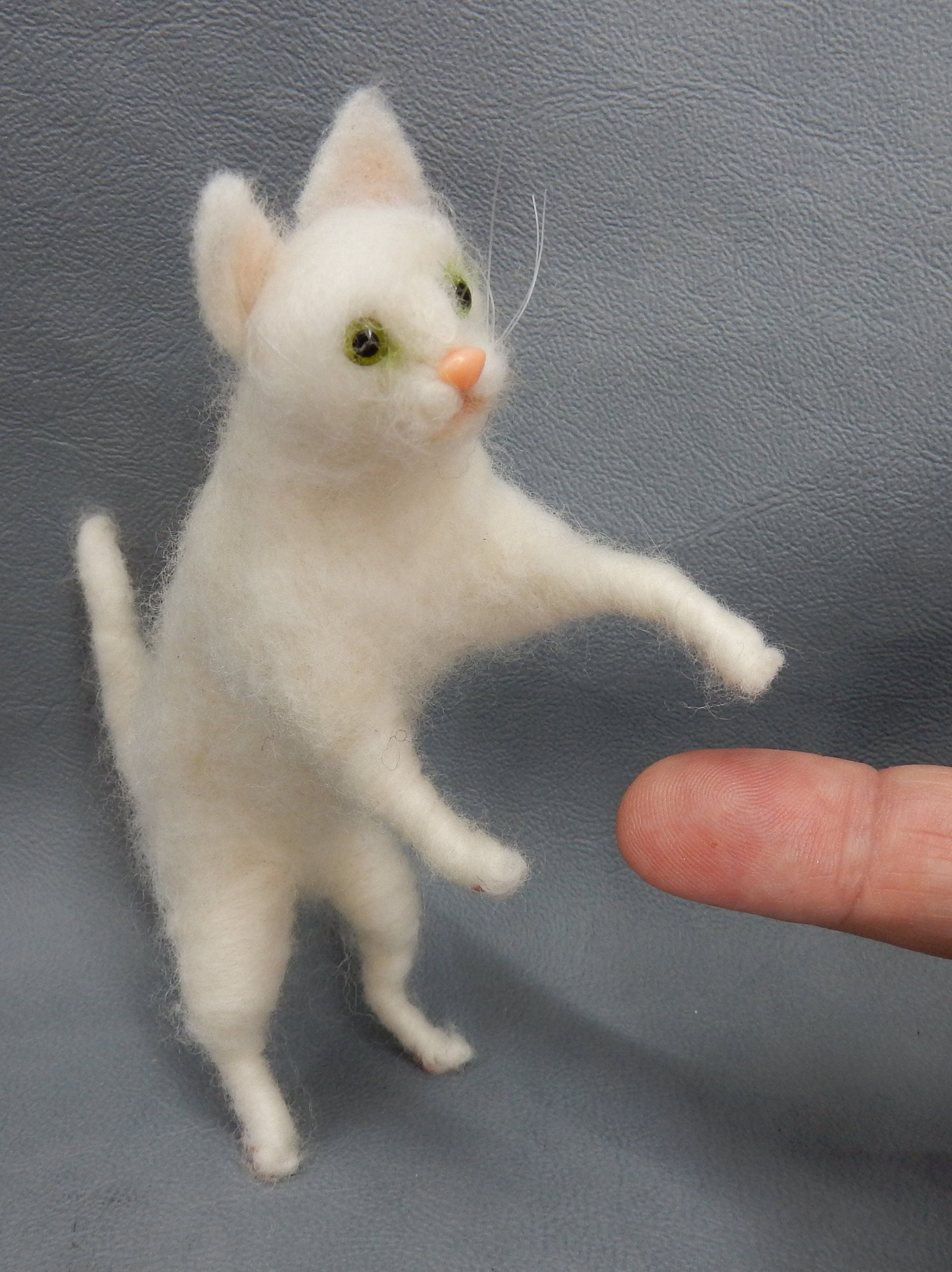 needle-felt cat replica white cat miniature